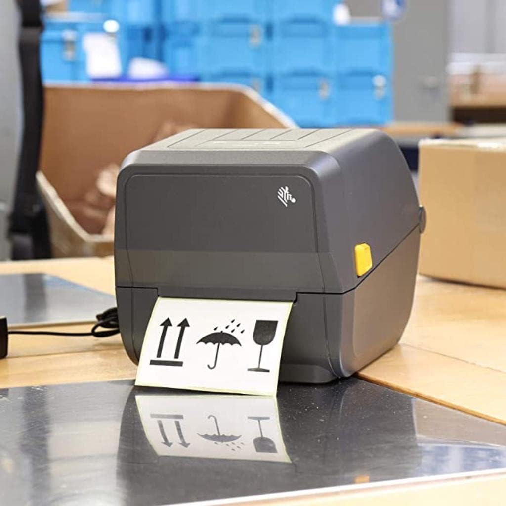 زيبرا [ZD220T-USB] نقل حراري لسطح المكتب وطابعة باركود حرارية مباشرة | تستخدم لملصقات المكتب | ملصقات الشحن | ملصقات المجوهرات | ملصقات شفافة | دقة 203 نقطة لكل بوصة | أقصى عرض للطباعة 4 انش