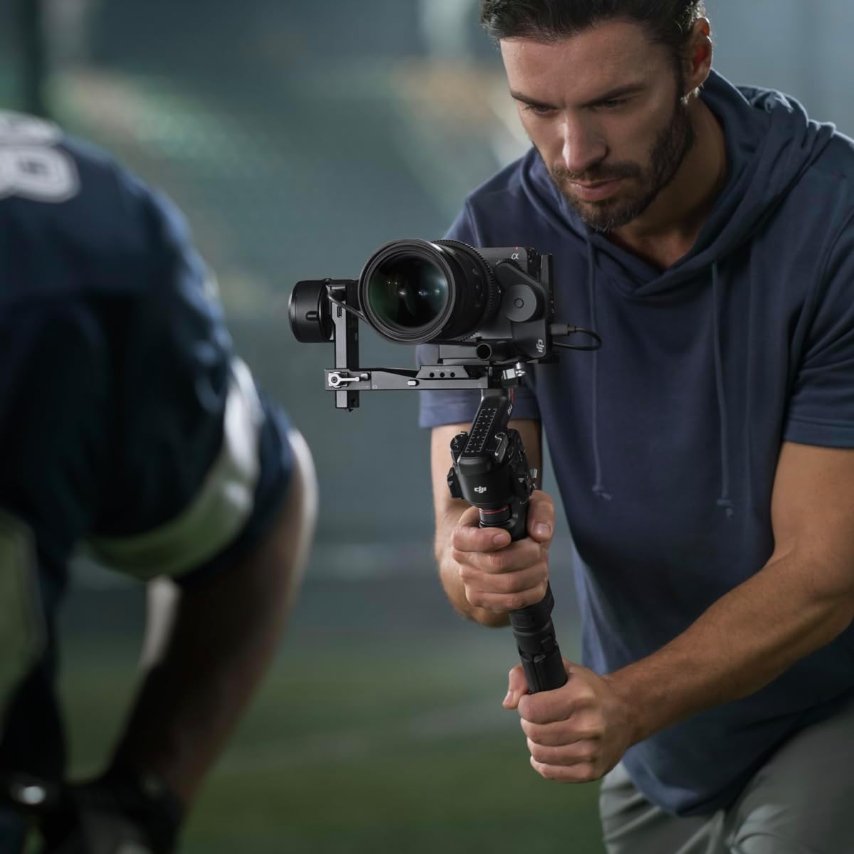 DJI مثبت جيمبال ار اس 4 ثلاثي المحاور لكاميرا دي اس ال ار والكاميرات غير العاكسة كانون وسوني وباناسونيك ونيكون وفوجي فيلم، تصوير عمودي اصلي من الجيل الثاني، عصا تحكم بمفتاح بوضعين اصدار الامارات