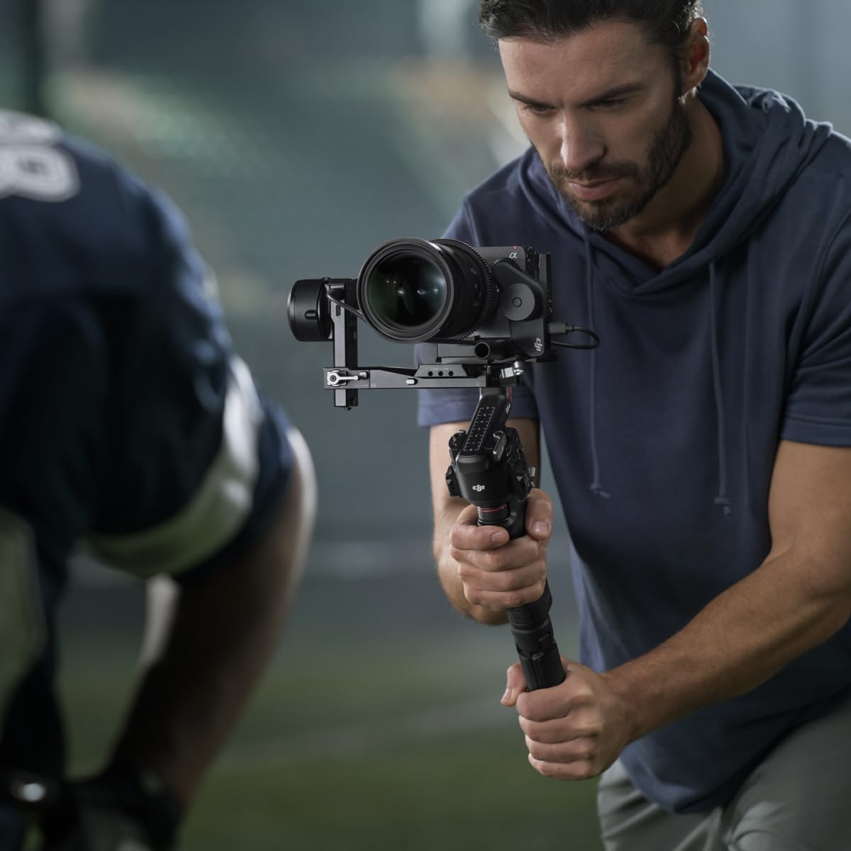 DJI مثبت جيمبال ار اس 4 ثلاثي المحاور لكاميرا دي اس ال ار والكاميرات غير العاكسة كانون وسوني وباناسونيك ونيكون وفوجي فيلم، تصوير عمودي اصلي من الجيل الثاني، عصا تحكم بمفتاح بوضعين اصدار الامارات