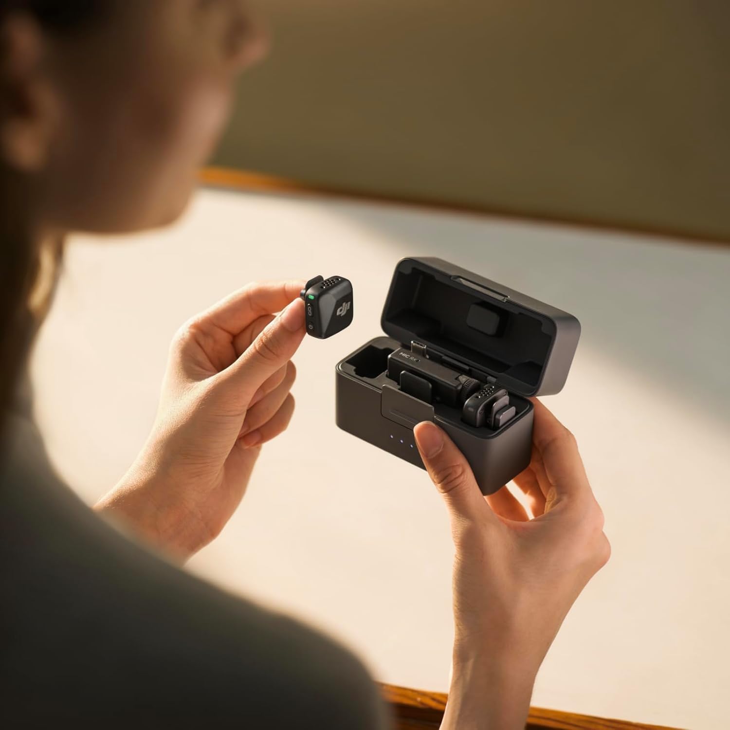 DJI ميكروفون صغير (2 تي اكس + 1 ار اكس + صندوق شحن)، خفيف للغاية، صوت اتش سي، استخدام 48 ساعة، الغاء الضوضاء، حد (ميكروفون صغير (2 تي اكس + 1 ار اكس + صندوق شحن))