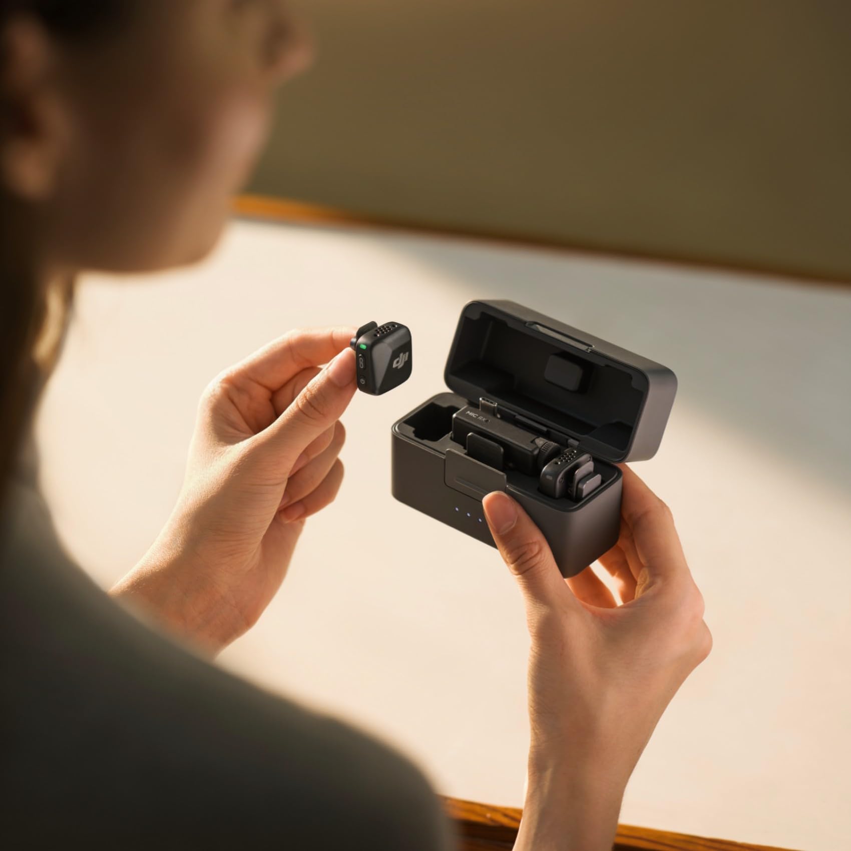 DJI ميكروفون صغير (1TX+1RX)، خفيف للغاية، صوت غني بالتفاصيل، الغاء الضوضاء، تحديد تلقائي، ميكروفون لاسلكي للكاميرا/ايفون/اندرويد، مدونة فيديو، نقل 400 متر - اصدار الامارات العربية المتحدة، دعم ضمان