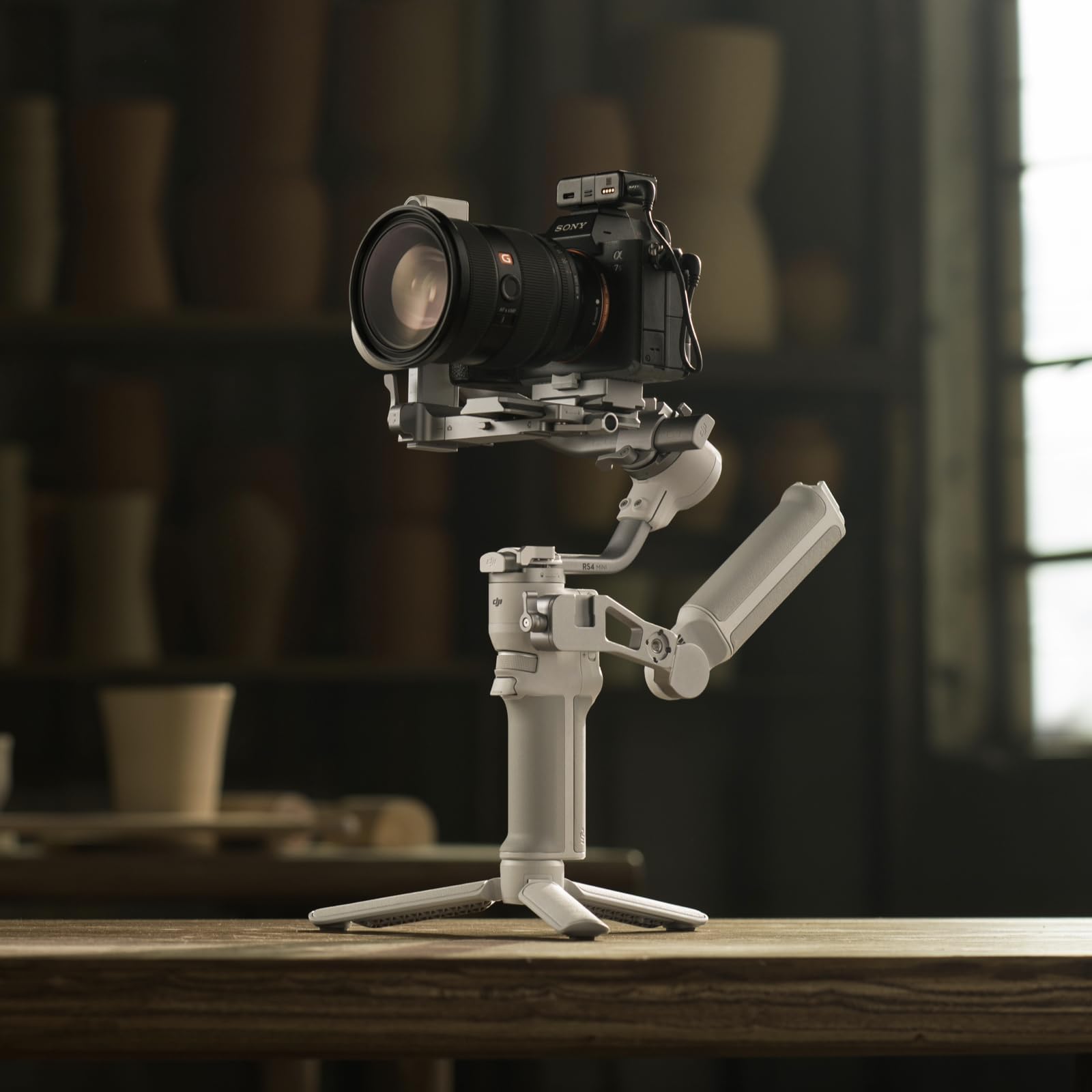 DJI مثبت جيمبال صغير ار اس 4 لكاميرا كانون/سوني/باناسونيك/نيكون/فوجي فيلم، اقفال محاور سيارة تتبع ذكي بسعة تحميل 2 كجم