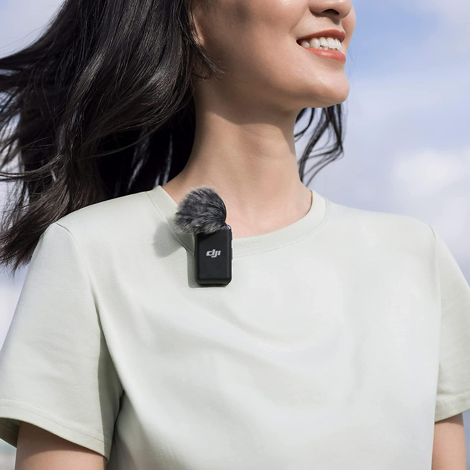 DJI ميكروفون (2 تي اكس + 1 ار اكس + علبة شحن)، ميكروفون لافالير لاسلكي، نطاق 250 متر، بطارية 15 ساعة، تسجيل المقابلات، يوتيوب، مدونات الفيديو