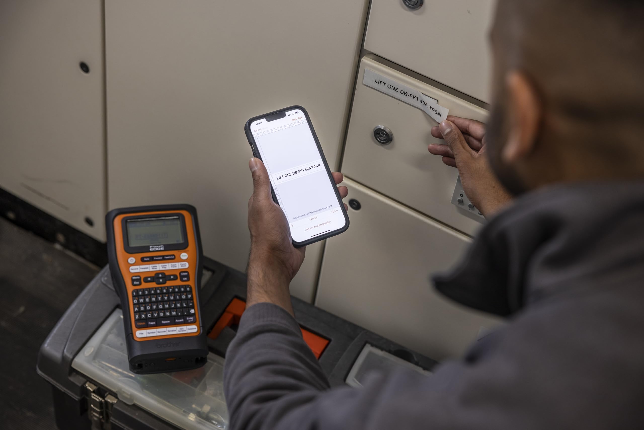 بروذر طابعة ملصقات صناعية محمولة باليد PT-E560BTVP P-Touch Edge مع بلوتوث وقاطع تلقائي مزدوج (حتى 24 ملم)