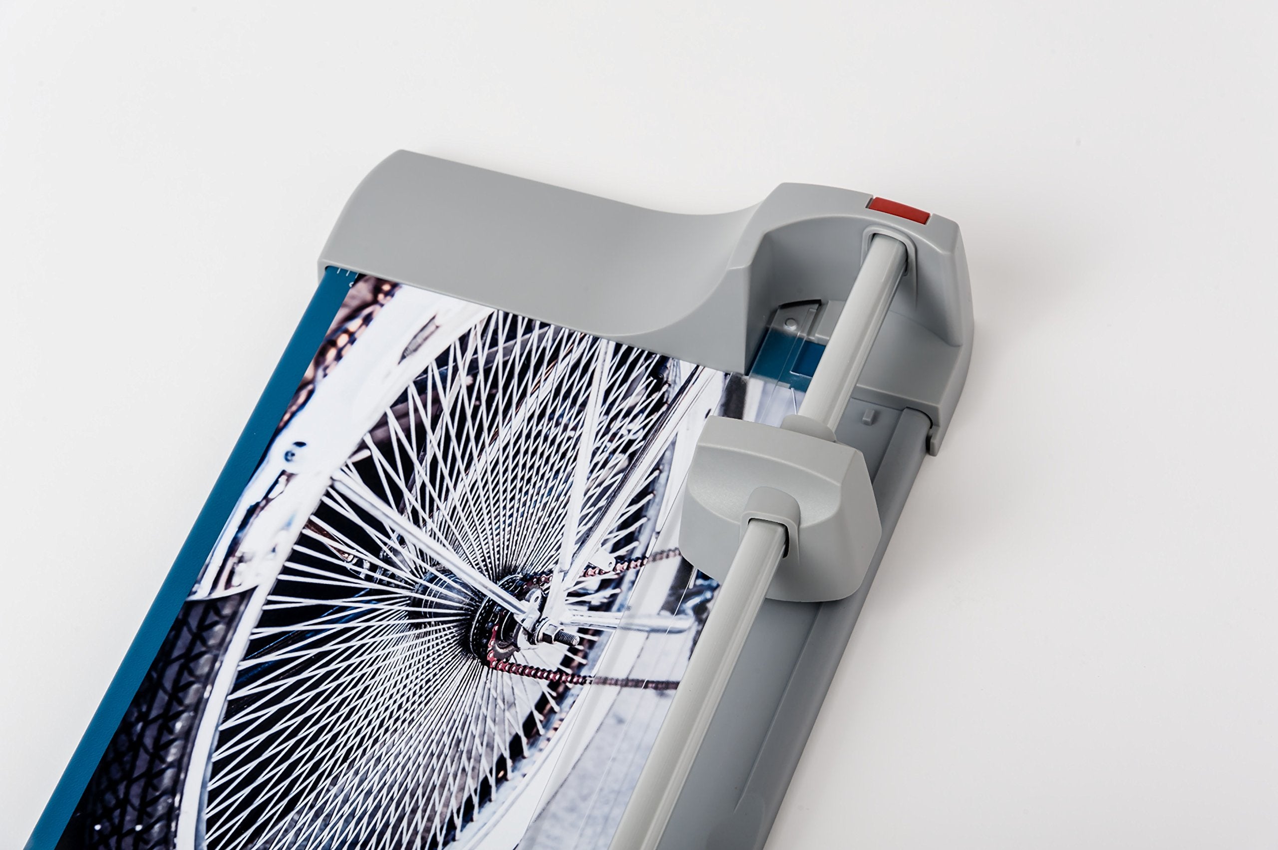 Dahle 507 Personal Rotary Trimmer, 12" Cut Length, 7 Sheet Capacity, Self-Sharpening, Automatic Clamp, German Engineered Paper Cutter