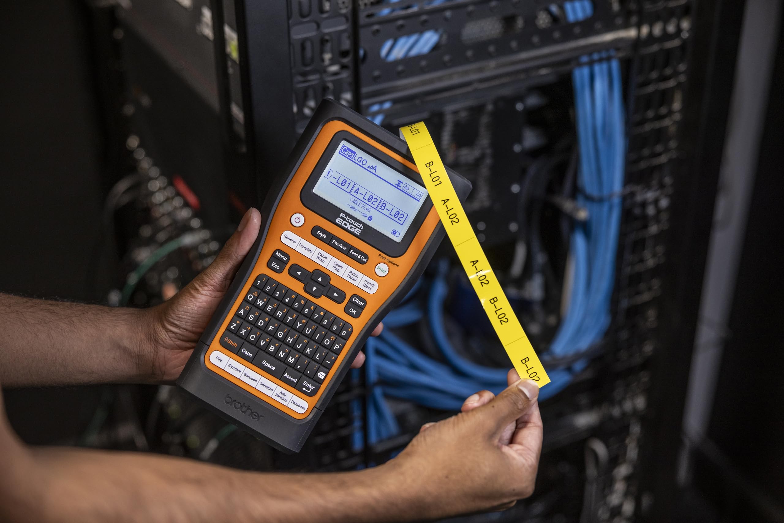 بروذر طابعة ملصقات صناعية محمولة باليد PT-E560BTVP P-Touch Edge مع بلوتوث وقاطع تلقائي مزدوج (حتى 24 ملم)