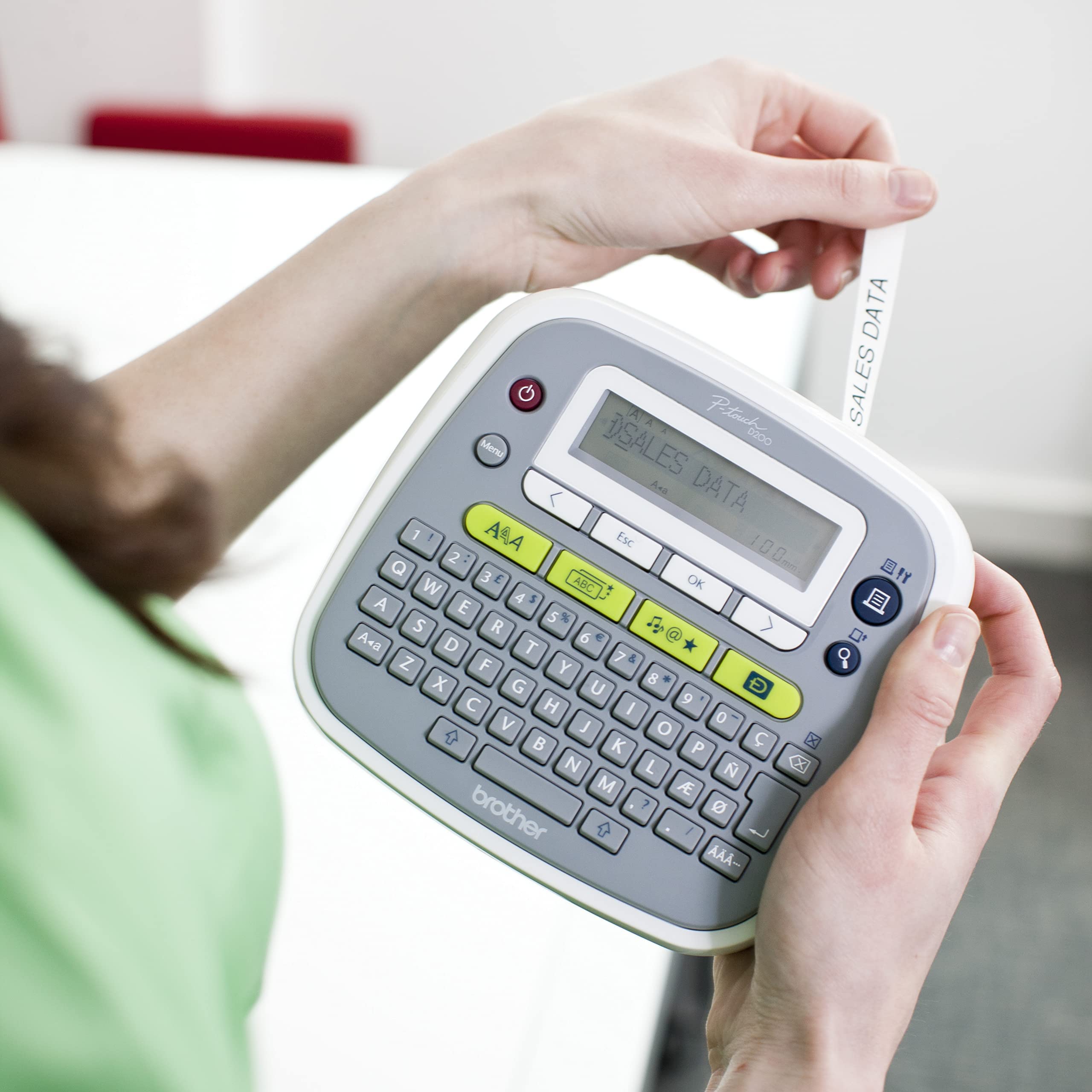 Brother PT-D200AR Label Printer, Portable Maker, English, Arabic & Farsi Keyboard, Up to 12mm