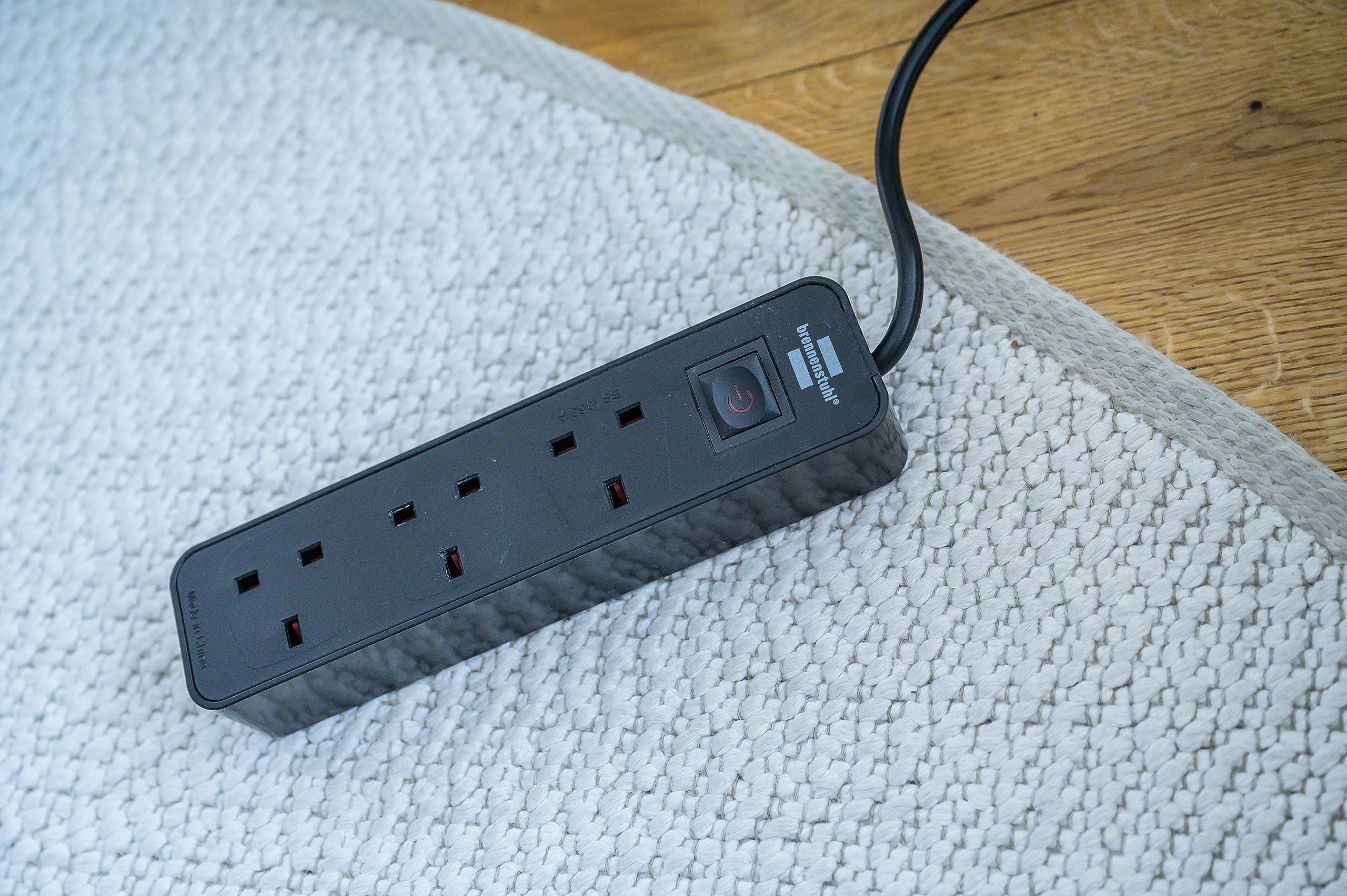 برينينستول مقبس تمديد اف بي مع شاحن USB وزر فيوز امان 13 امبير ساسو 4 اتجاهات 2Xusb 3M H05Vv-F 3G1.5 ابيض/اسود *GB* من اي كولور